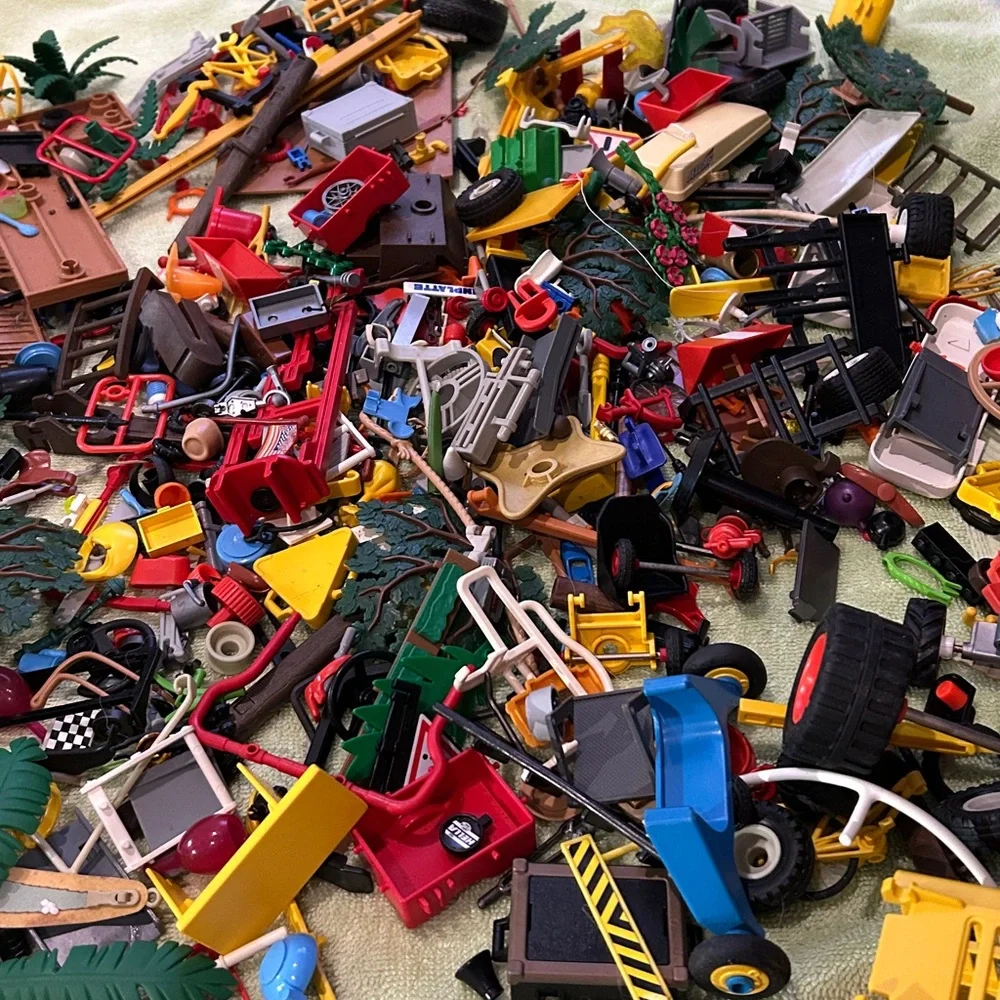 Vintage Playmobil 70’s, 80’s , 90’s and up Tons of Pieces!!!! Fantastic deal - Picture 16 of 16